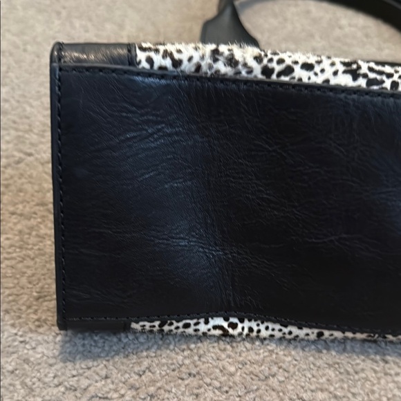 Fossil Black and White Calve Hair Shoulder Bag with Two-Tone Elegance - Picture 4 of 14